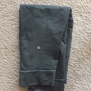 Heathered Olive Seamlessly Street crops, SZ 8